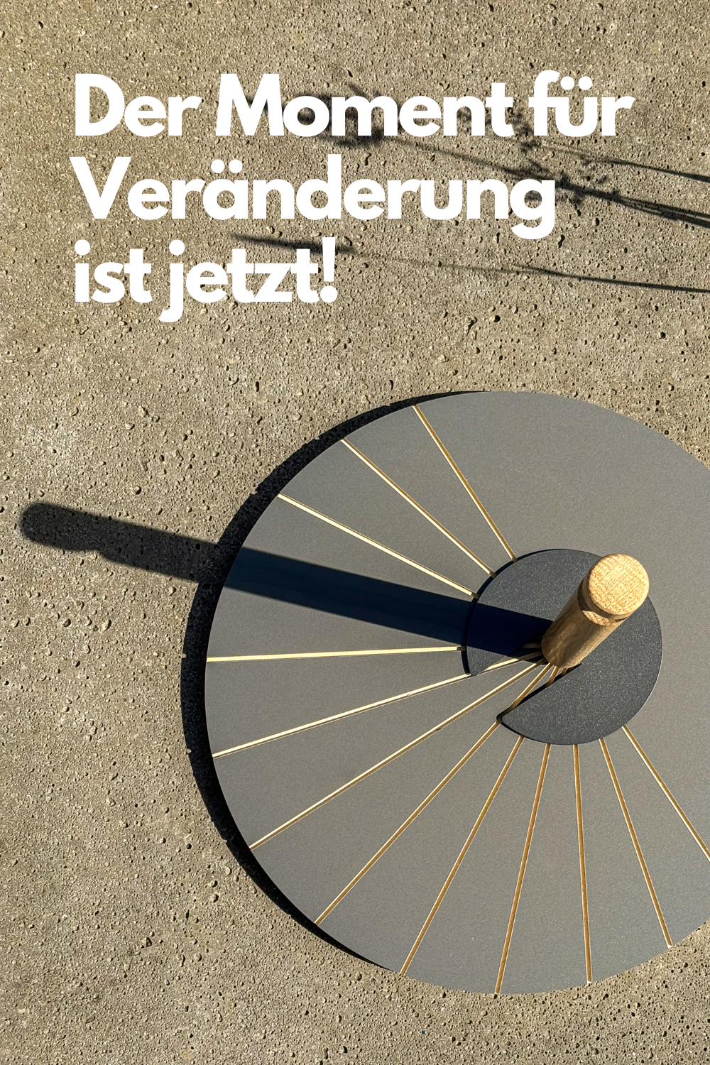 Der Design Küchenrollenhalter simuliert eine Sonnenuhr und wirft im Sonnenlicht eine Schatten.