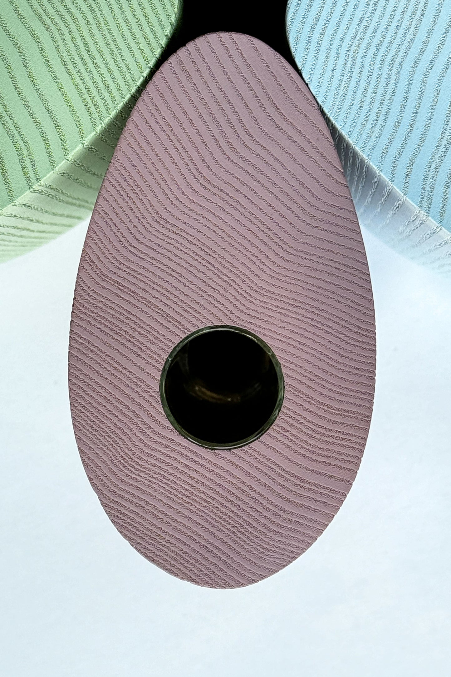 Unsere handgefertigte Holzvase ist in der Draufsicht abgebildet, um die Form deutlich zu zeigen. Sie erinnert an eine halbierte Avocado – dort, wo normalerweise der Kern sitzt, befindet sich die Öffnung für die Blume. Die Ansicht soll zusätzlich deine Farbauswahl unterstützen. Hier siehst du das Modell „GROW! Easy“ in Rosa-Pink. Dieses hochwertige Home Accessoire ist in fünf verschiedenen Farben erhältlich.