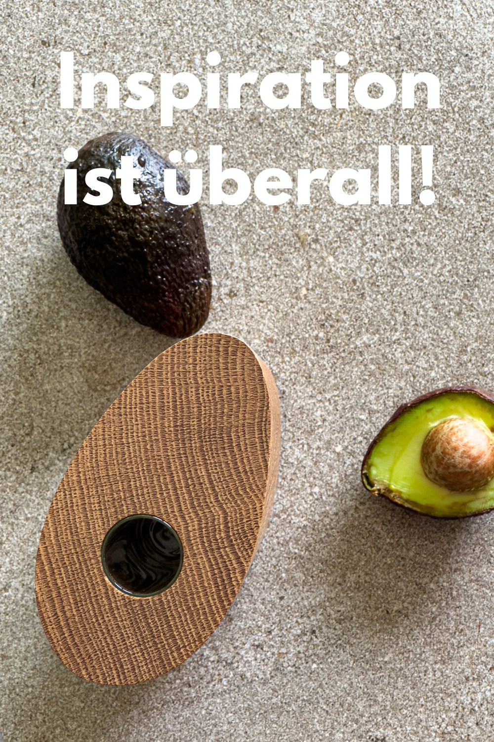 Unsere moderne Vase GROW! in der Draufsicht. In der Aufsicht ähnelt sie einer aufgeschnittenen Avocado. Diese sind daneben als Vergleich zu sehen.