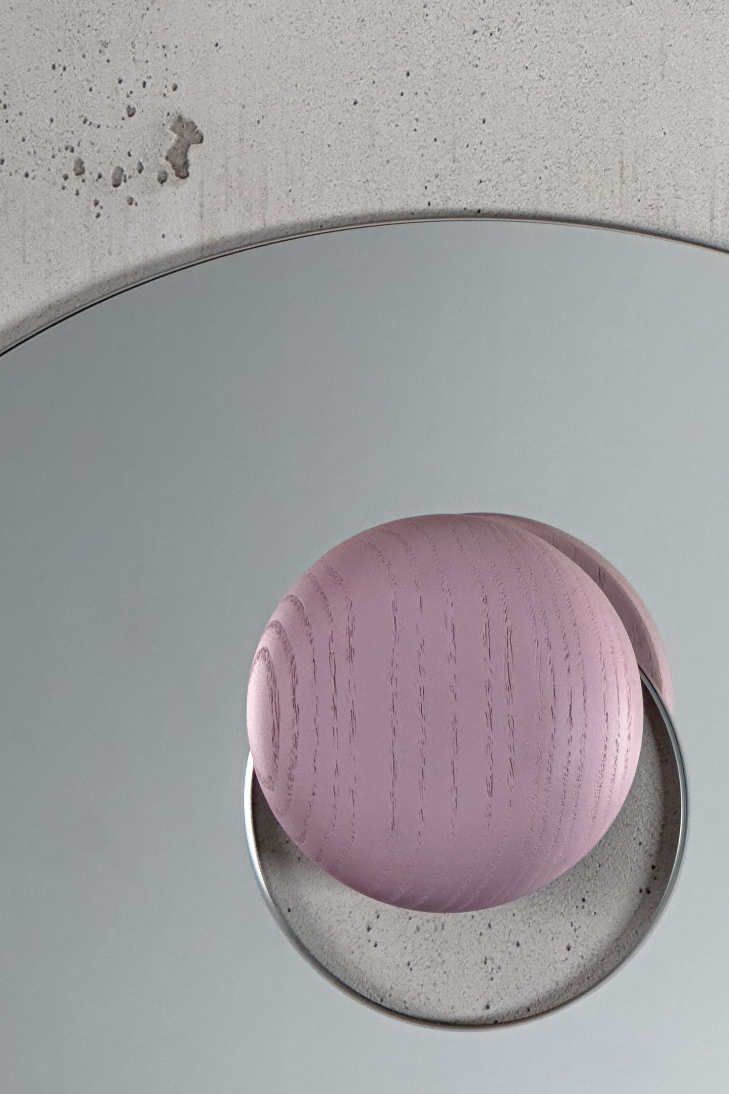 Unser ausgefallener Wandspiegel REFLECT! in abgerundeter, ovaler Form lässt sich mit einem Holzknopf aufhängen. Wähle deine Lieblingsfarbe: Esche, pink gebeizt.