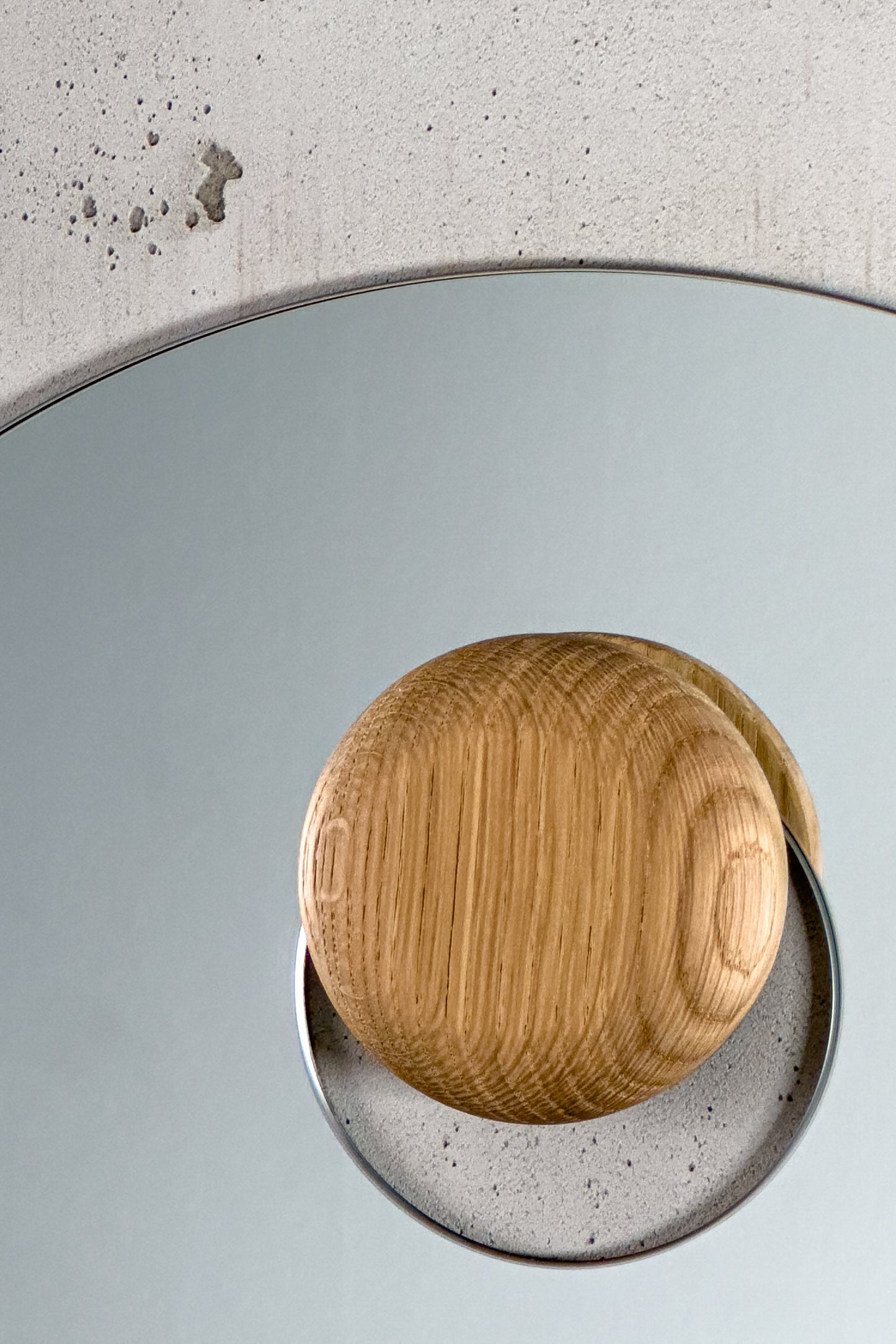 Unser besondere Wandspiegel REFLECT! in abgerundeter, ovaler Form lässt sich mit einem Holzknopf aufhängen. Wähle deine Lieblingsfarbe: Eiche natur.