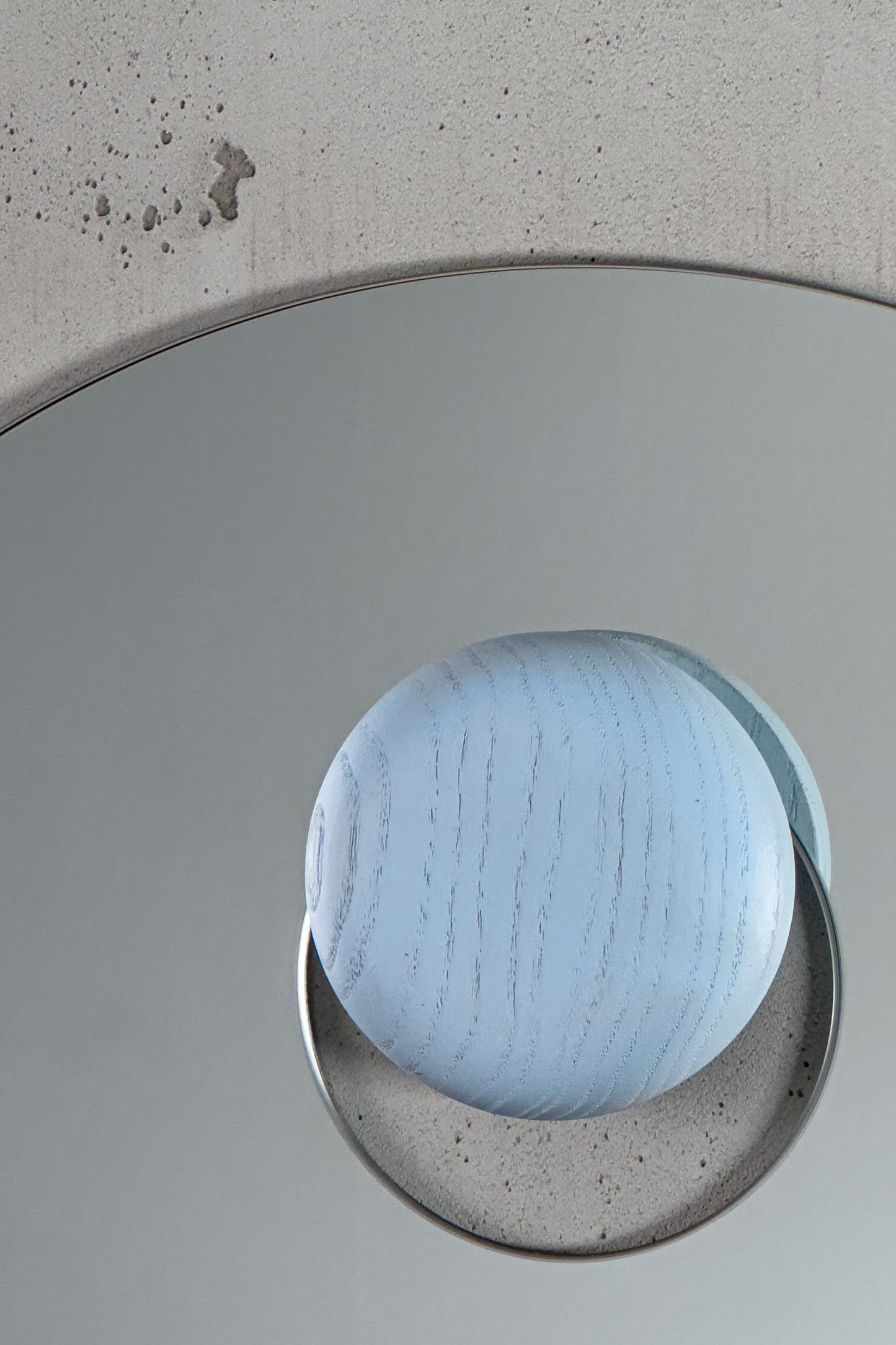 Unser Design-Wandspiegel REFLECT! in abgerundeter, ovaler Form lässt sich mit einem Holzknopf aufhängen. Wähle deine Lieblingsfarbe: Esche, pastellblau gebeizt.