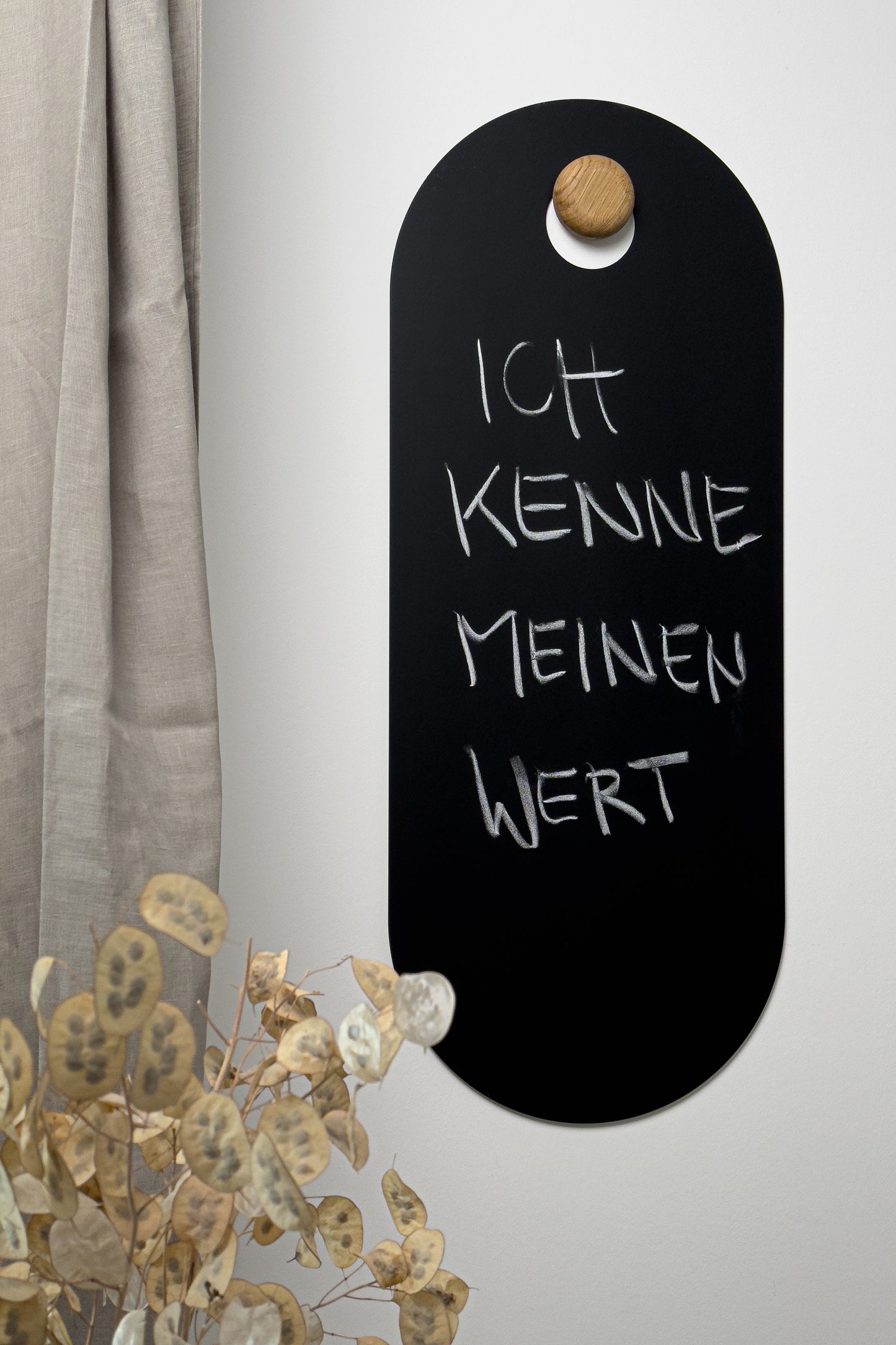 Unseren Spiegel REFLECT! kannst du am Knopf aus Eiche aufhängen und wenden, um auf der Tafel dein neues Leben zu notieren!