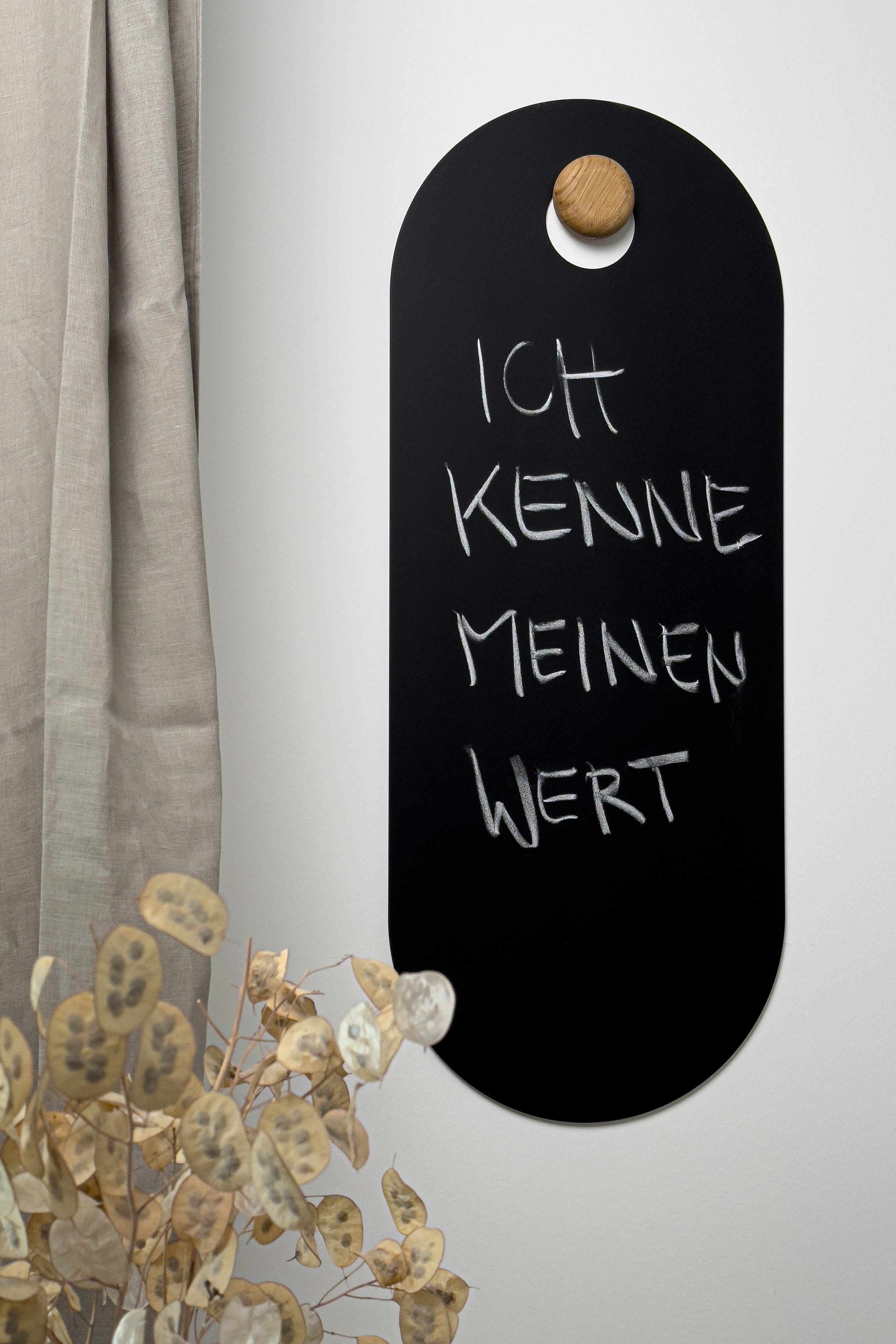 Unseren Spiegel REFLECT! kannst du am Knopf aus Eiche aufhängen und wenden, um auf der Tafel dein neues Leben zu notieren!