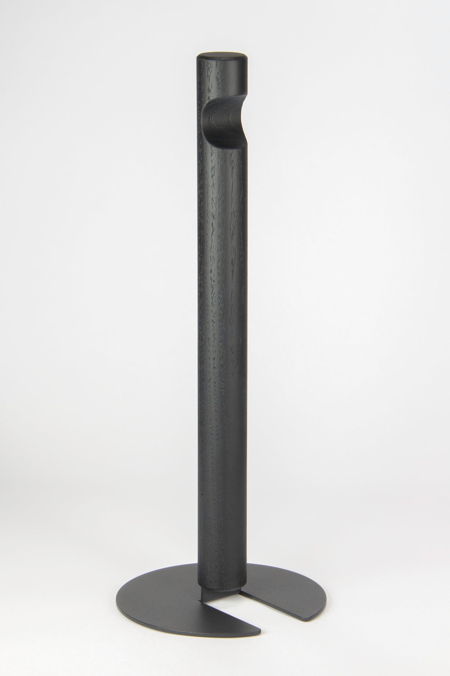 Standby All Black: Dein hochwertiger Halter fuer Kuechenrollen, freistehend und mobil. Wenn du nach einem schwarzen Küchenrollenhalter suchst, ist Standby dein Produkt. Er vereint Funktionalität und gutes Design sowie hochwertige Verarbeitung nachhaltiger Materialien und besondere Details. Er passt in ein edles Wohnambiente genauso, wie in ein cool modernes Wohngefühl