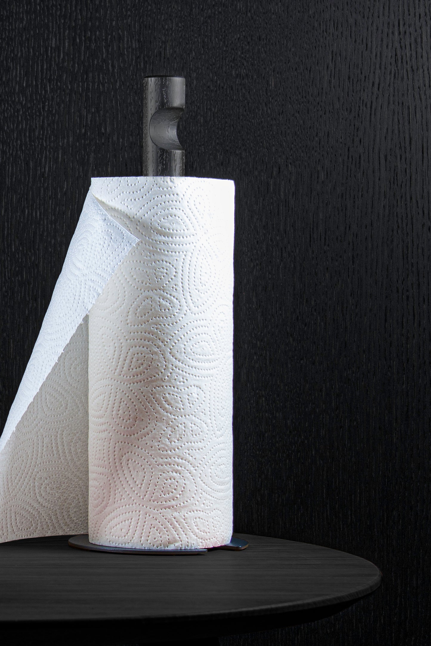 Standby All Black: Dein stehender Küchenpapierabroller in schwarz, aus gebeizter Eiche und schwarz matt strukturiertem Metallfuß, ein modernes und edles Küchenaccessoires für deinen hochwertigen Einrichtungsstil. Auch ein besonderes Wohnaccessoires für die Nutzung am Tisch innen wie außen