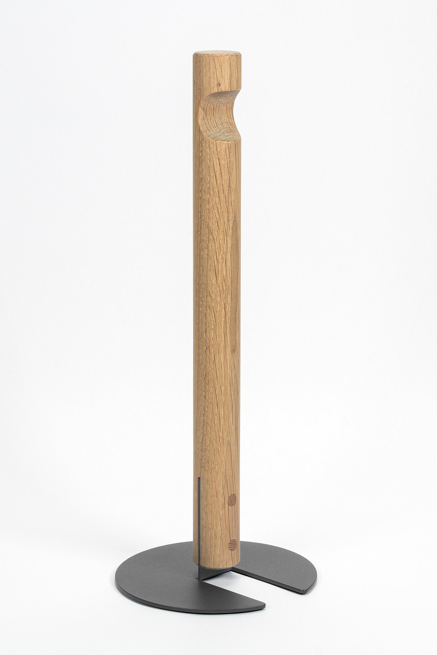 Standby Almost Black: Dein Küchenrollenhalter aus Holz, in modernem Design und skandinavischen Stil für dein warmes Wohngefühl. Echte Materialien handwerklich verarbeitet, jedes Stück so individuell wie du. Die Griffmulde für einfaches Handling sieht aus wie ein geöffneter Mund, der dir zu sagen scheint: „Ich steh dir zur Seite“. Nicht nur Accessoires, sondern Skulptur für noch mehr Ästhetik und Emotion
