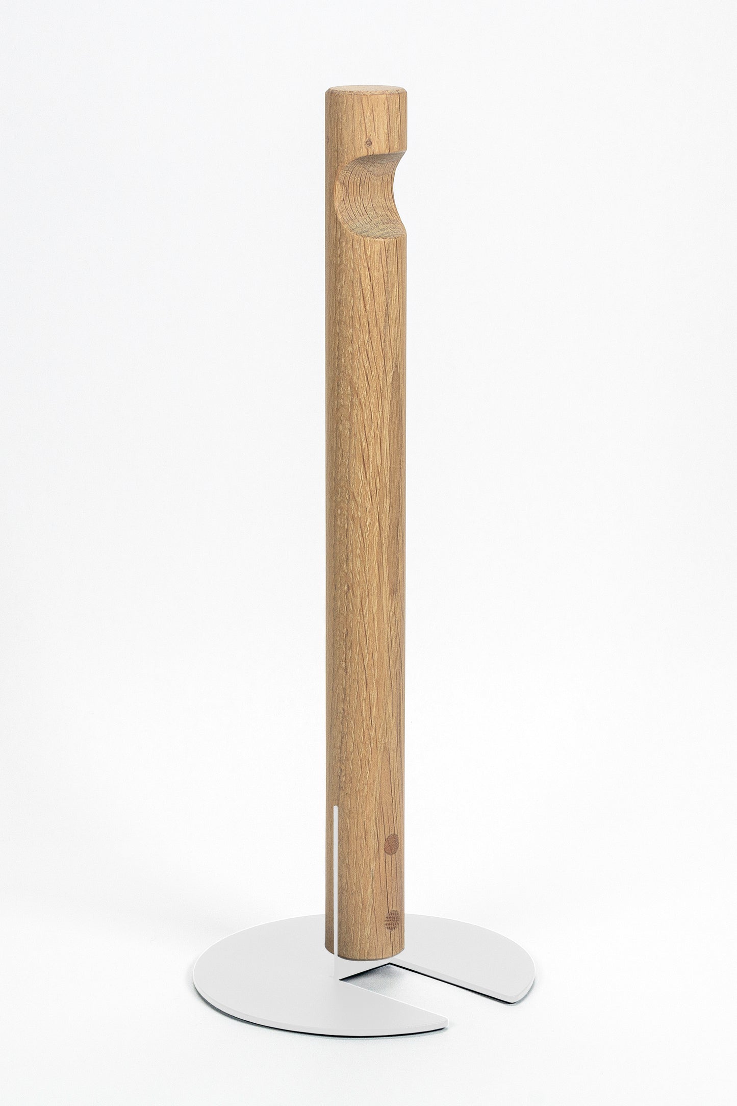 Standby Chalk: Dein weißer Holz Küchenrollenhalter, modern und minimalistisch designed, für deinen individuellen und besonderen Einrichtungsstil mit dem Aha-Effekt, wir lieben das Besondere, so wie du und haben große Freude an gut gestalteten Details, wie der Holzdübel-Verbindung zwischen weiß gepulvertem Standfuß und geölter Eiche-Rundstab. Die aus dem Fuß ausgesparte und hochgebogene Lasche greift in den geschlitzten Holzstab. Transportabel, dadurch sind keine Montage und kein Bohren notwendig