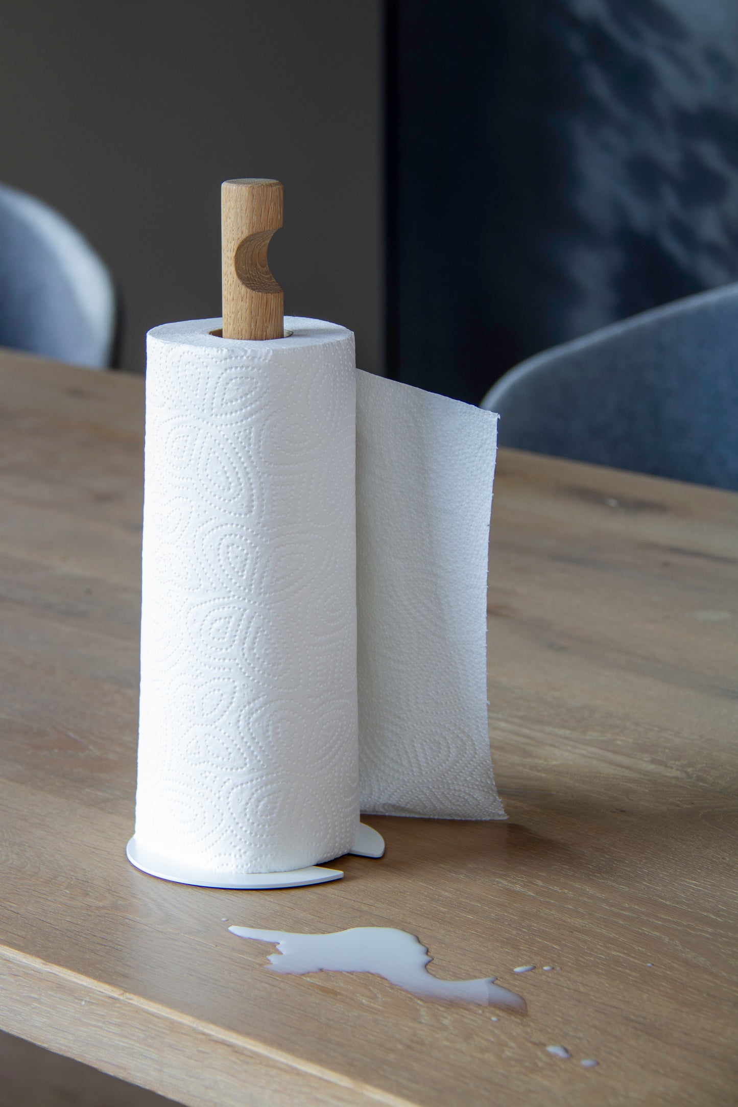 Standby Chalk: Dein weißer Küchenpapierabroller, tragbar als Helfer am Esstisch, in geölter Eiche, als innovativer und moderner Serviertenspender nutzbar. Dein Ständer für Küchenrollen aus Eiche und Stahl gefertigt, mehr als ein hochwertig designtes Küchenaccessoires, minimalistisch in Design und Ausführung, für nachhaltige Ressourcennutzung. Lokal produziert!