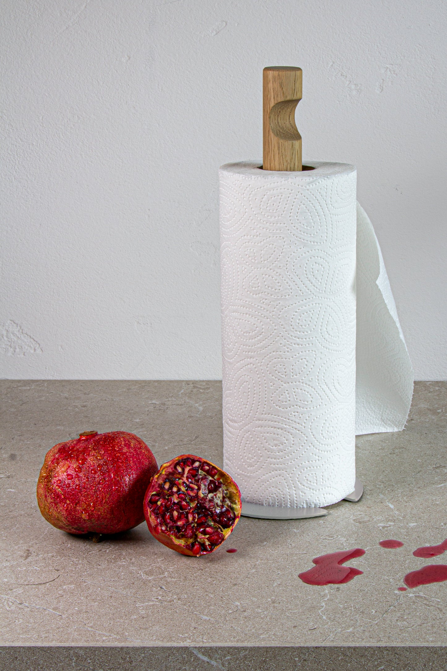 Standby Stone: Dein Küchenpapierabroller aus massiver Eiche und steingrauem Metallfuß, ein schönes Küchenaccessoire für deinen skandinavischen Wohnstil, hochwertig produziert, mit außergewöhnlichen Details, wie der handschmeichelnden Griffkerbe. Deine Küchenrolle hat endlich einen festen Platz und ist direkt griff- und abrollbereit. Schön und funktional