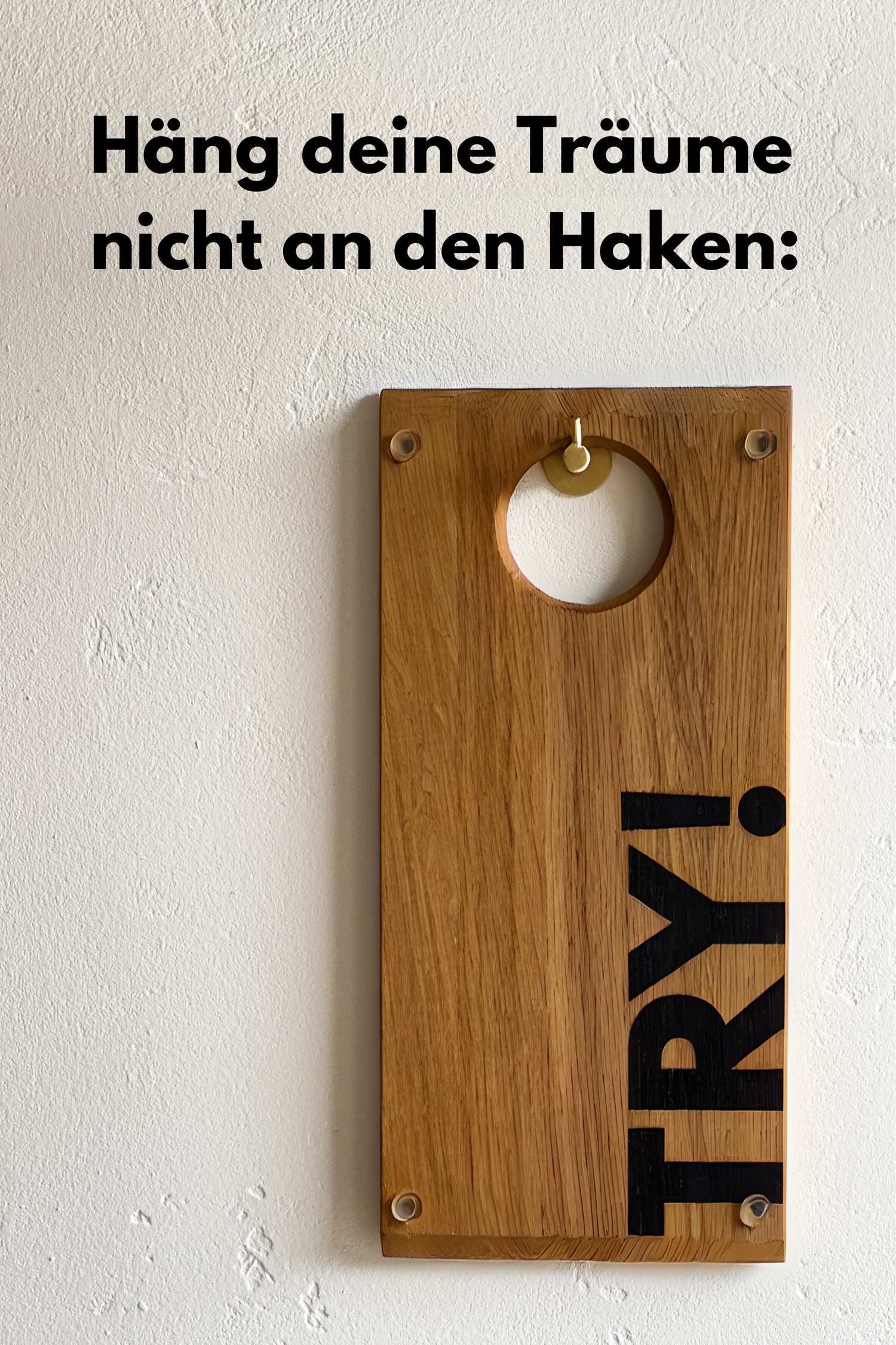 An der Wand hängt ein hochwertiges Holzschneidebrett aus massiver Eiche für deinen skandinavischen Küchenstil. TRY! Ist seine motivierende Botschaft. Der Slogan „Häng deine Träume nicht an den Haken!“ lädt dich dazu ein, mutig zu sein und neue Chancen und Möglichkeiten zu ergreifen, um deinem Leben die gewünschte Wendung zu verleihen