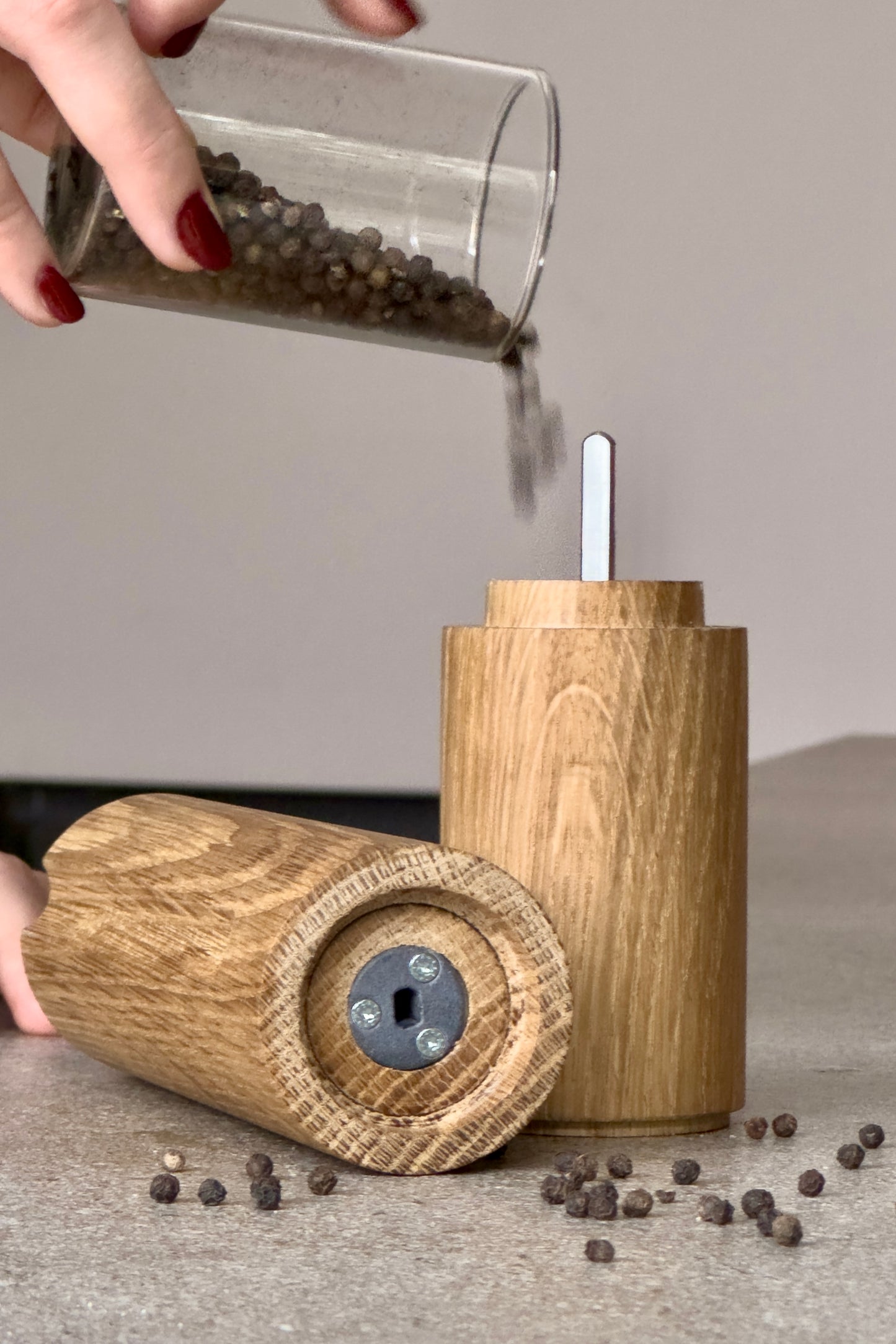 Bei geöffnetem Steckdeckel lässt sich die exklusive Pfeffermühle mühelos nachfüllen. Immer absolut frische Aromen für dein Profikocherlebnis. Pfeffermühle für weißen und schwarzen Pfeffer.
