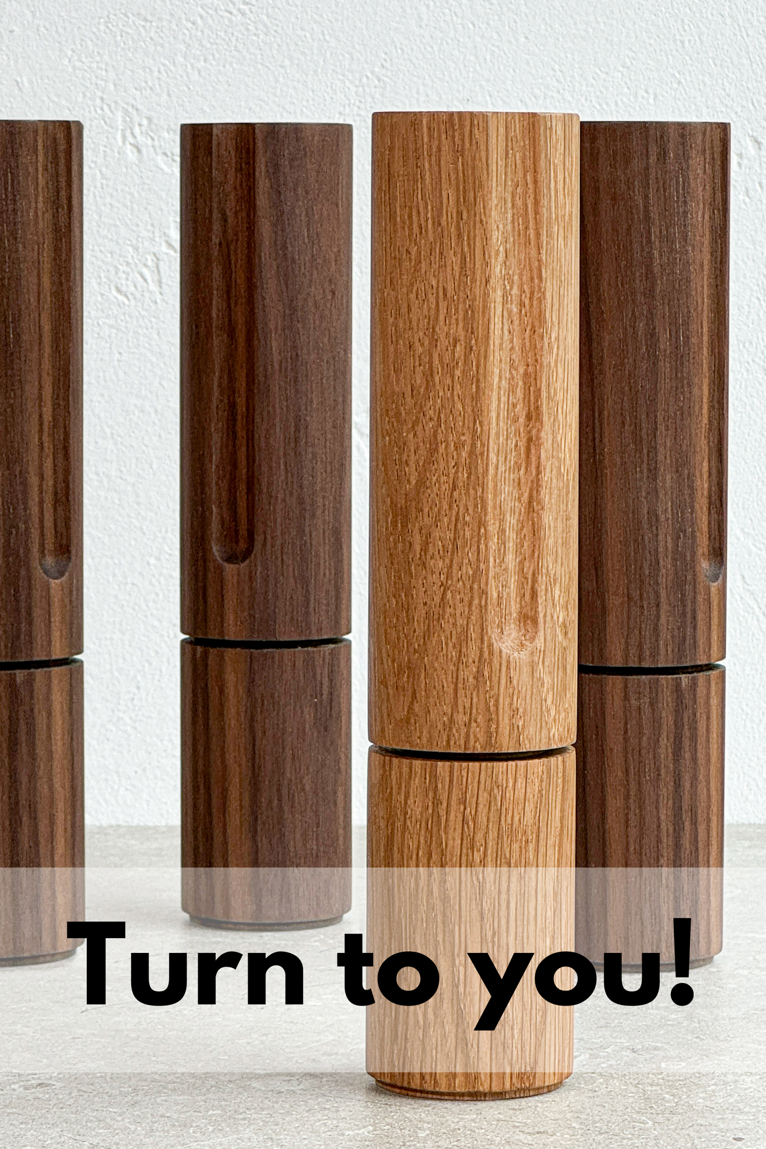Unsere hochwertige Pfeffermühle aus Eiche strahlt inmitten von handgefertigten Pfeffermühlen aus dunklem Nussbaum. Die helle Gewürzmühle symbolisiert deine Individualität – sei mutig und lebe deine Einzigartigkeit!
