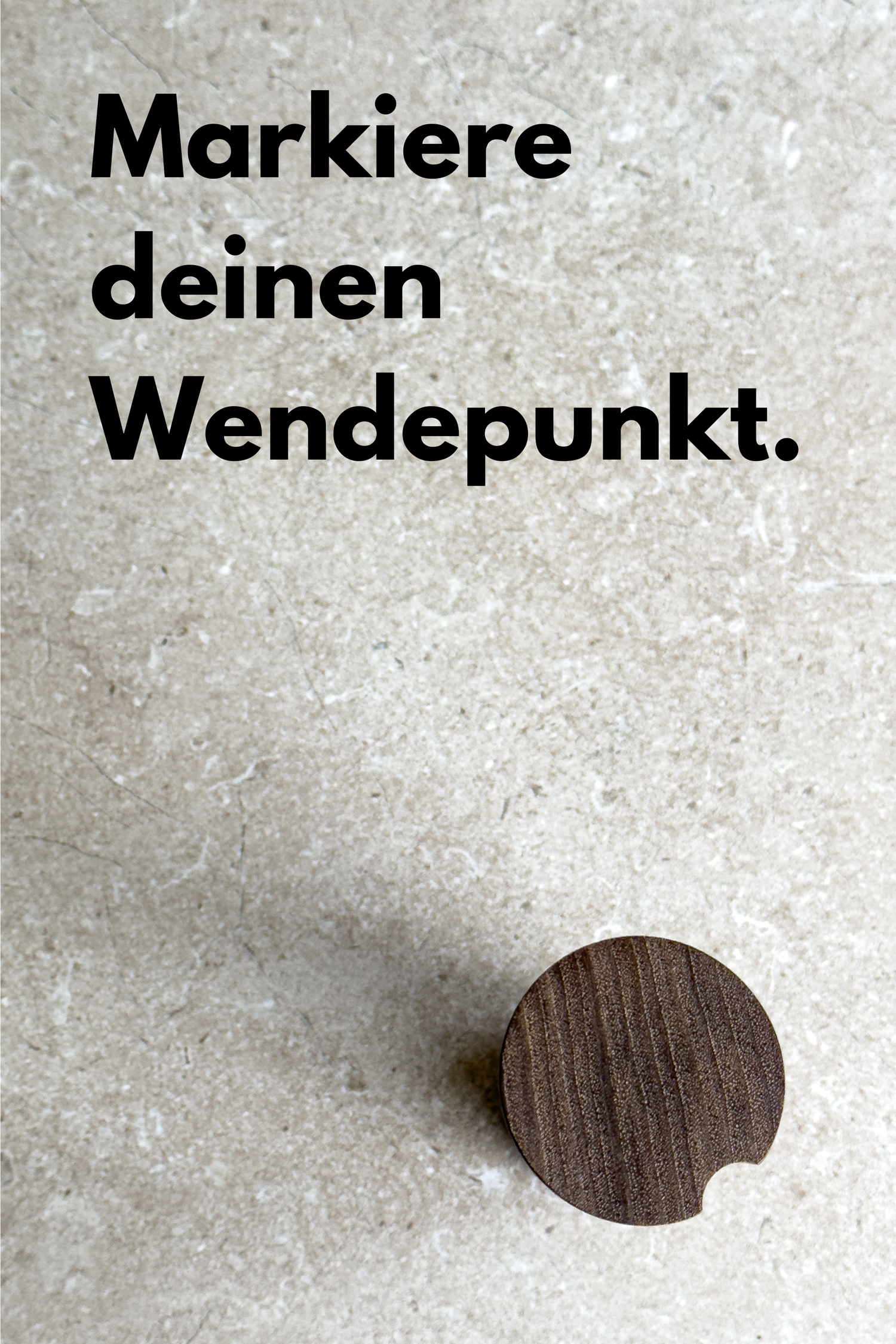 Turn! Heißt unsere hochwertige Pfeffermühle aus Eiche oder Walnuss. Das Bild zeigt eine Draufsicht der exklusiven Gewürzmühle und erscheint dabei wie ein Punkt, ein Wendepunkt. Quintessenz: Du hast jederzeit die Möglichkeit dein Leben zu ändern!