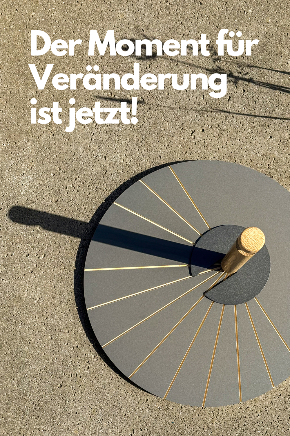 Der Design Küchenrollenhalter  simuliert eine Sonnenuhr und wirft im Sonnenlicht eine Schatten.