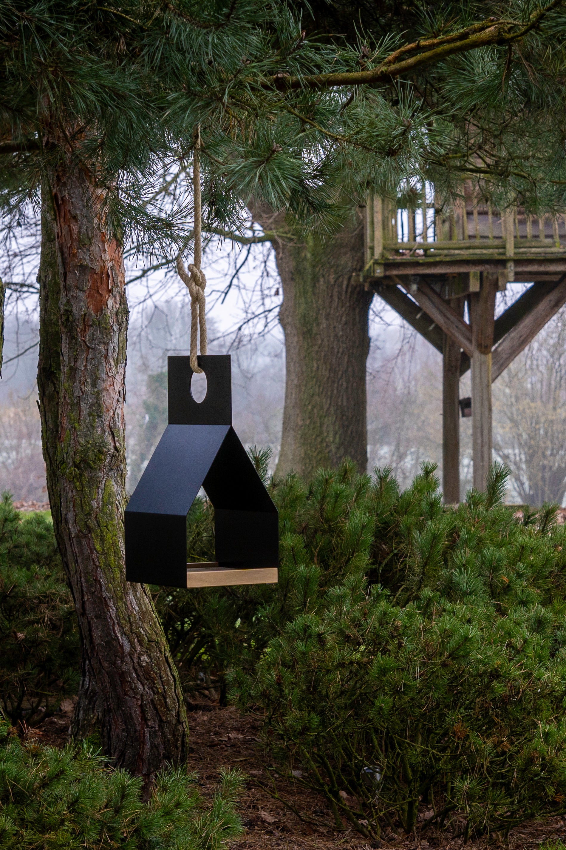FLY! Fühle dich naturverbunden und füttere unsere Singvögel durch die kalte Jahreszeit. Dein großes Vogel-Futterhaus aus schwarzem Metall hängst du mit einem wetterfesten Hanfseil an einen Ast und hilfst Rotkehlchen, Meise und Amsel. Mit dem hochwertigen Vogelhaus holst du dir modernes Design in deinen Garten. Durch die robusten Materialien ist es wetterfest und kann das ganze Jahr draußen bleiben.