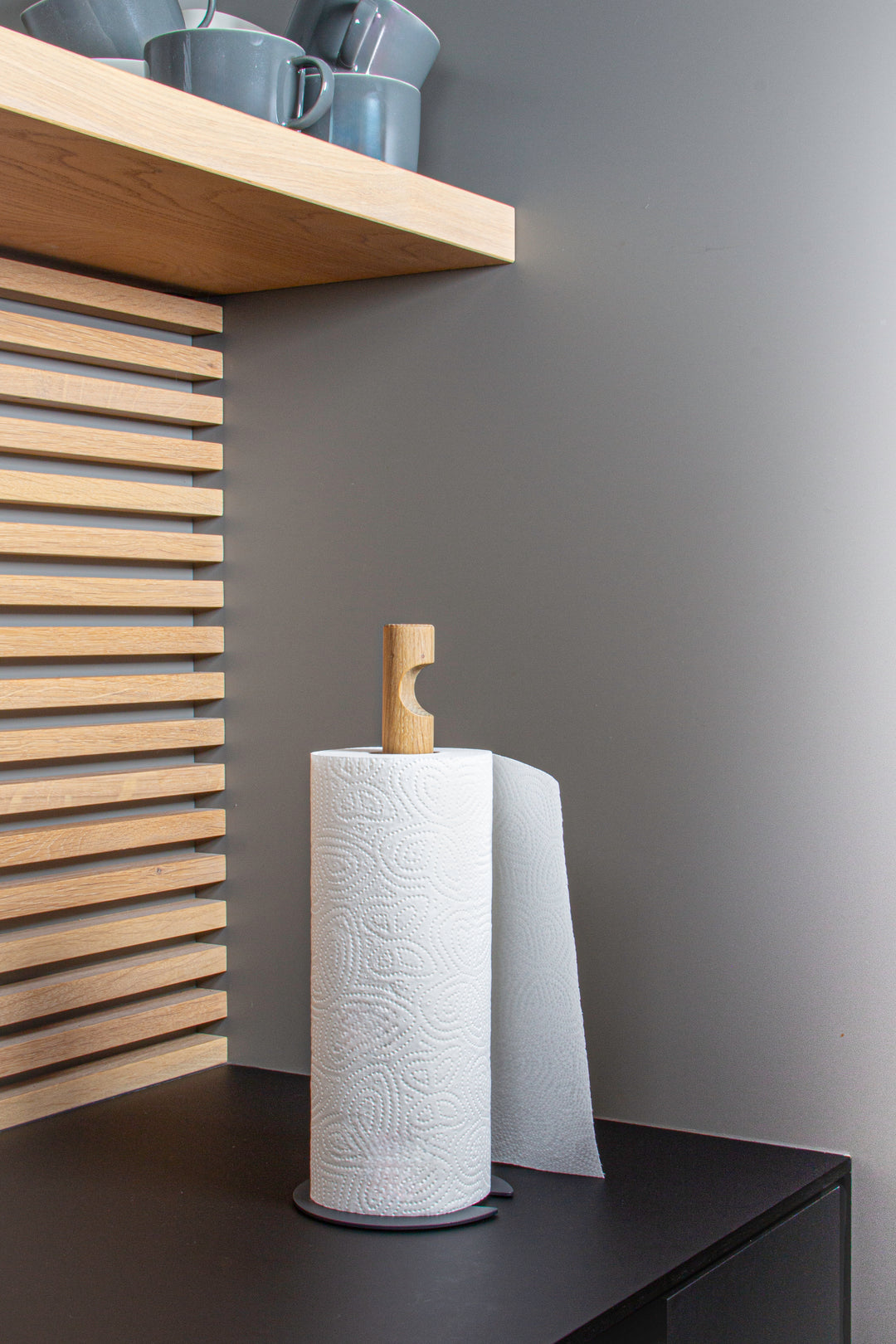GIVE! Stehender Design Küchenrollenhalter aus Holz und Stahl – finbeaux