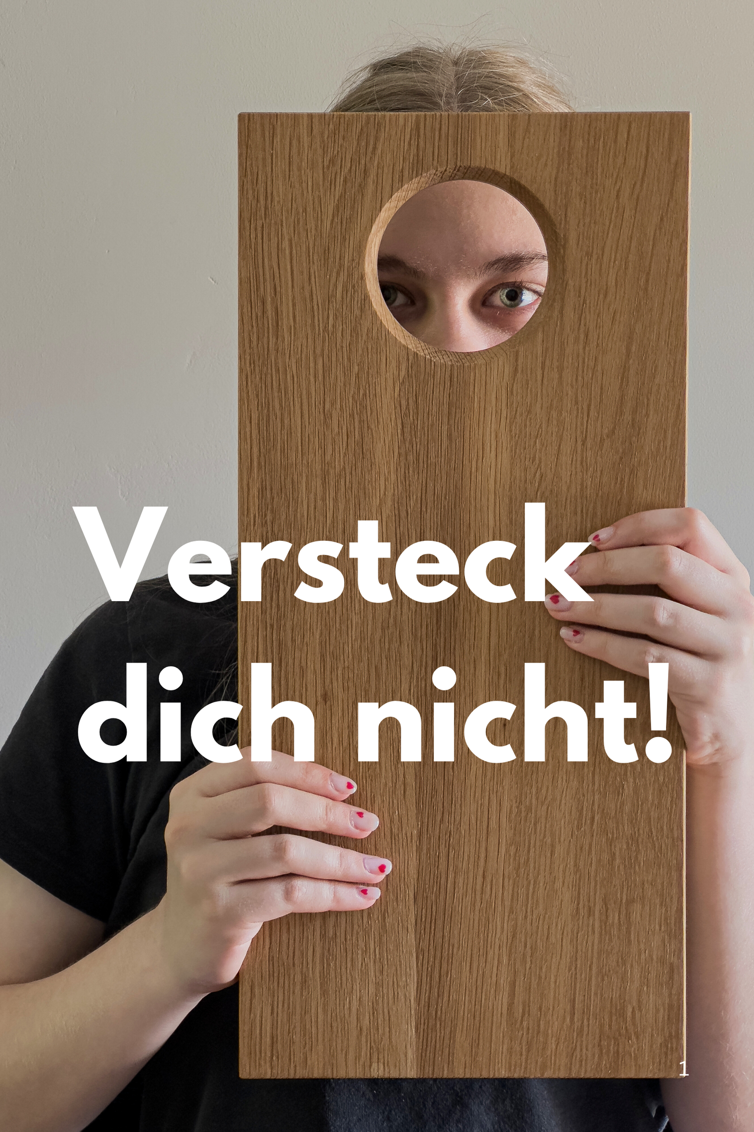 Person hält unser hochwertiges Schneidebrett aus massiver Eiche vor ihr Gesicht und schaut durch das praktische Griffloch. Versteck dich nicht in deiner Komfortzone, wenn du in deinem Leben etwas ändern willst: TRY! – Die Aufforderung, mutig zu sein und wundervolle Dinge geschehen zu lassen!