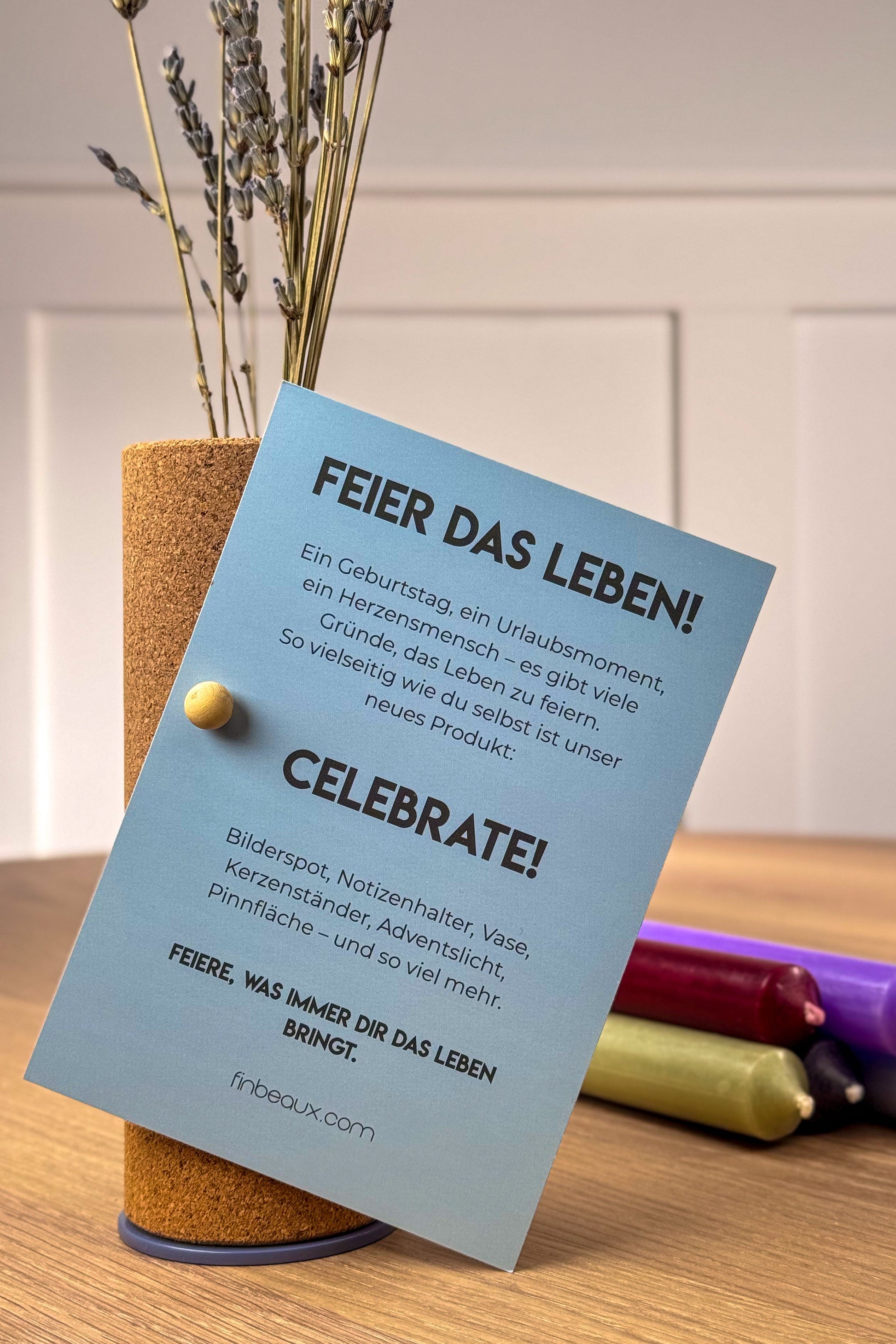 CELEBRATE modulares Deko- und Pinnobjekt aus Kork und Stahl als Kartenhalter mit Kerzen