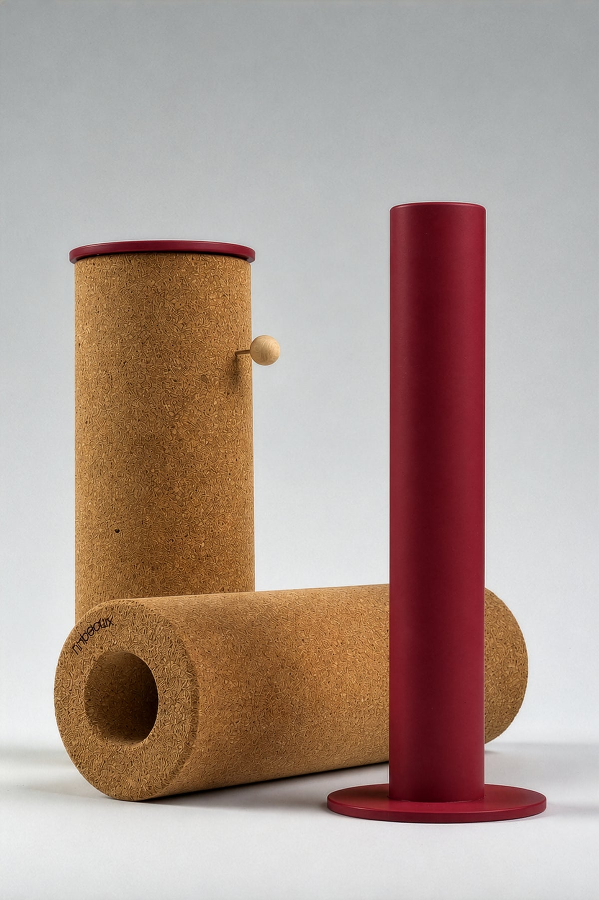CELEBRATE modulares Deko- und Pinnobjekt aus Stahl und Kork in Deep Purpurrot von finbeaux