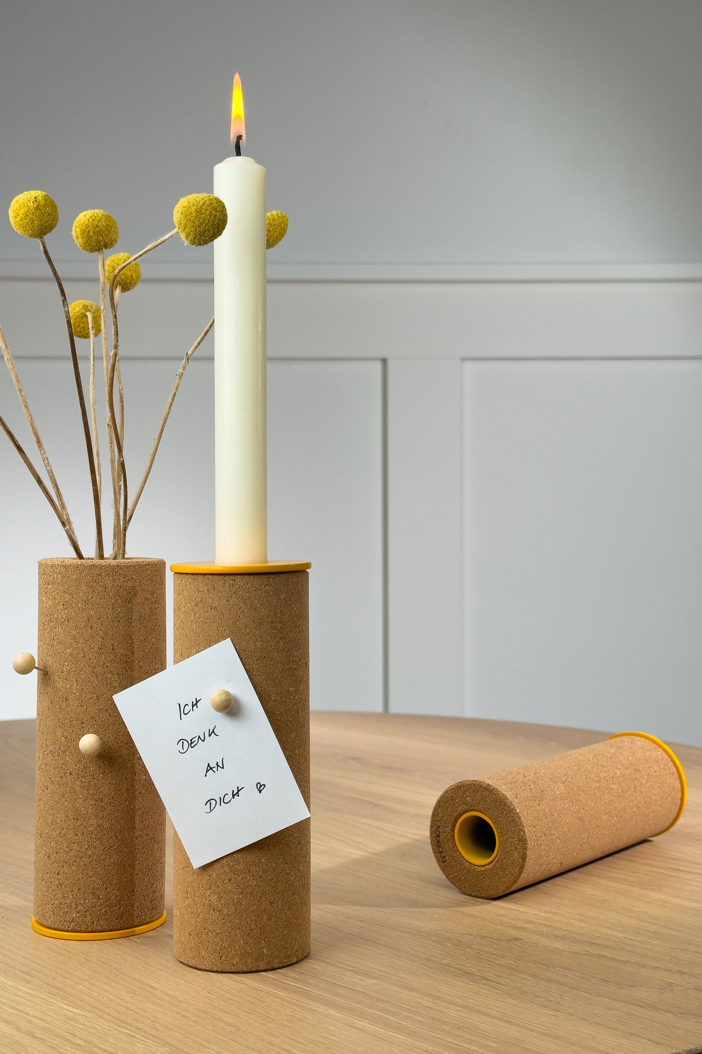 CELEBRATE modulares Deko- und Pinnobjekt aus Kork und Stahl als Kerzenhalter und Notizenhalter