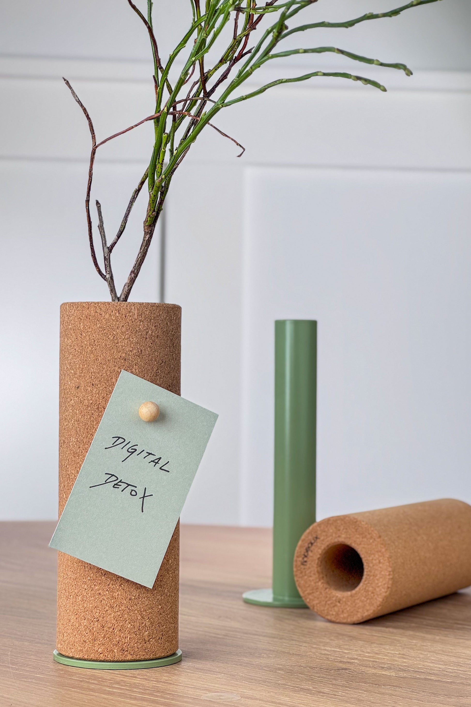 CELEBRATE modulares Deko- und Pinnobjekt aus Kork und Stahl als Notizenhalter und Vase