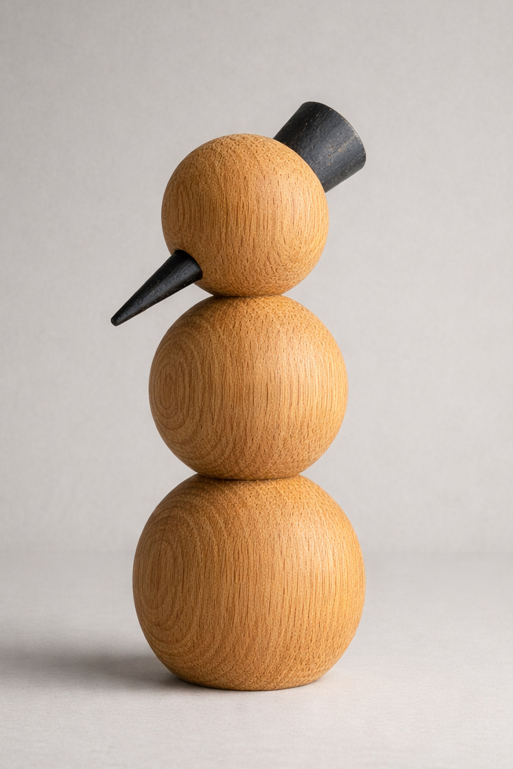 CLEAR Schneemann Skulptur aus Eiche als minimalistische Winterdekoration im skandinavischen Stil.