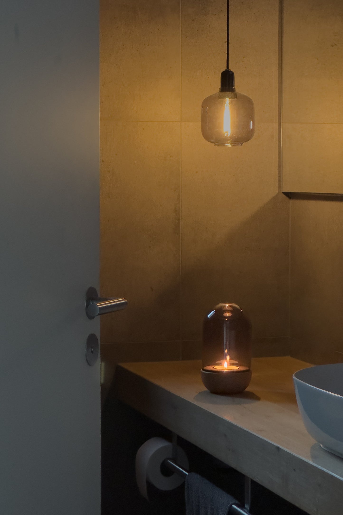 Design Windlicht Rauchglas Eiche im minimalistischen Badezimmer Interior