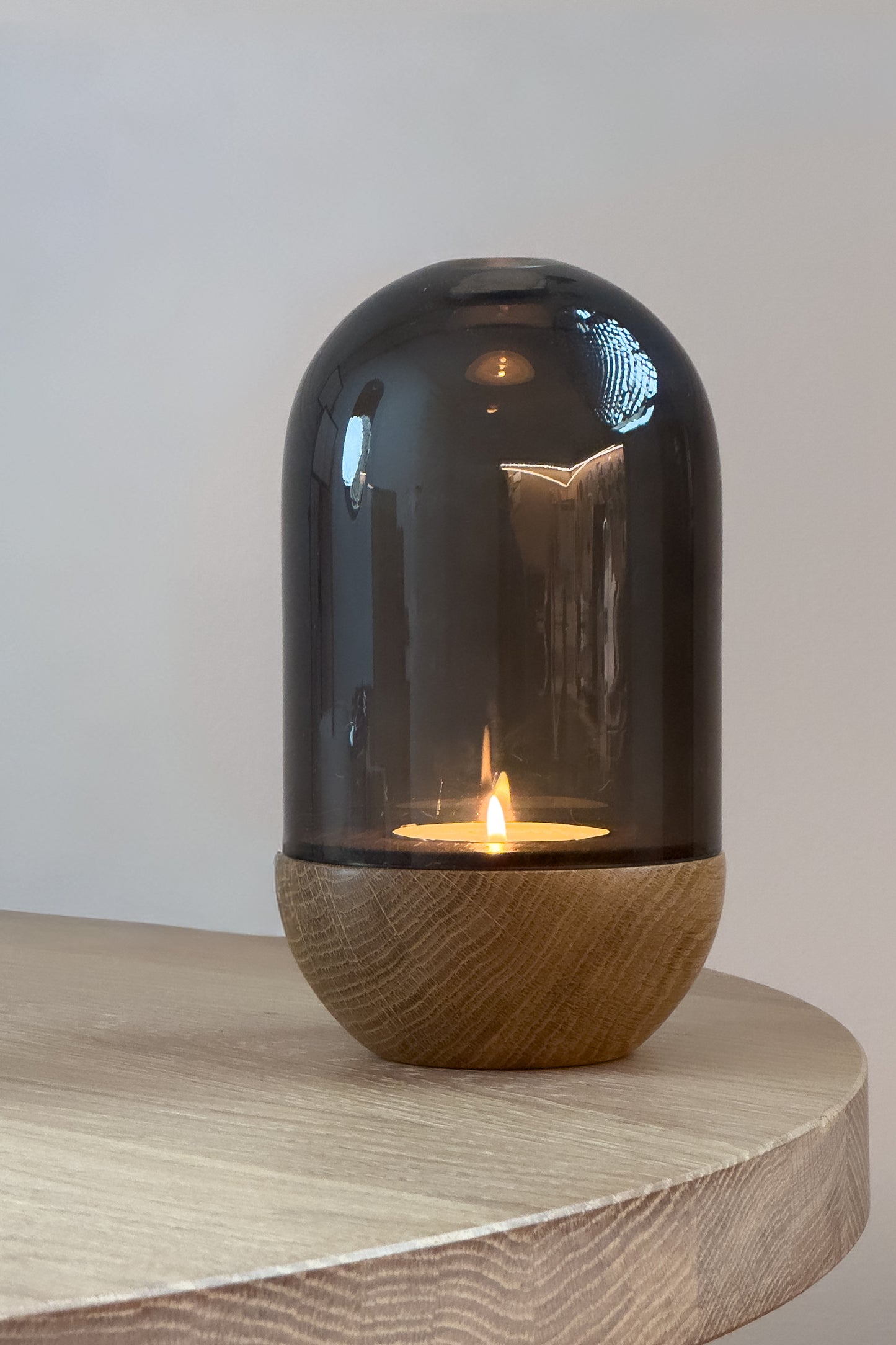 Modernes GLOW Windlicht Rauchglas Eiche Massivholz im minimalistischen Design